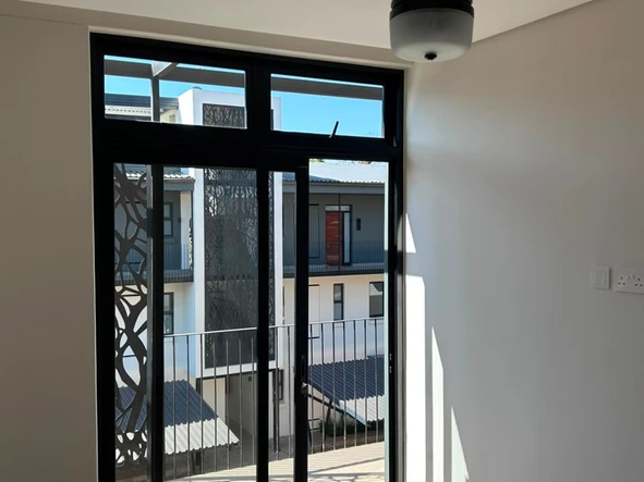 2 Bedroom Flat & Apartment
