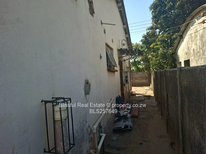 3 Bedroomed house for Sale in mabvuku-Deeds available