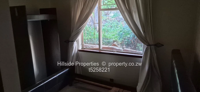 Glen Lorne 4-Bed 3-Bath: Modern Glass Wall & Garden