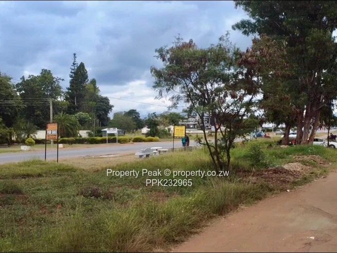 Old Borrowdale 3-Bed Home on 4000m² with Borehole