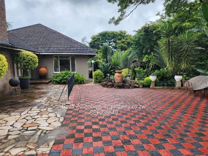 An Entertainer’s Paradise: Grandeur & Serenity in Mature Glen Lorne