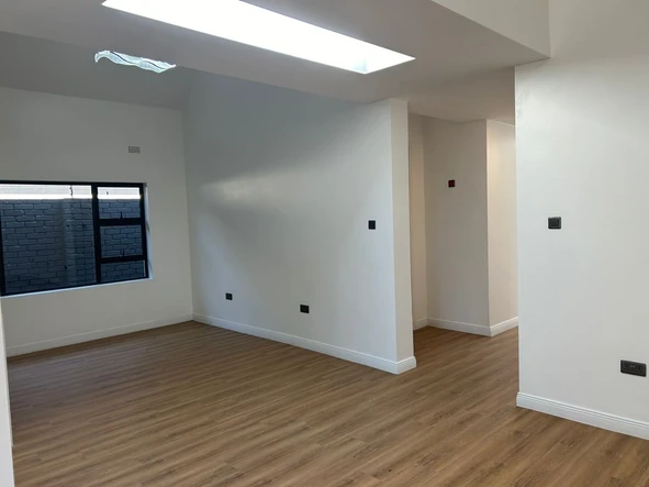 4 Bedroom Flat & Apartment