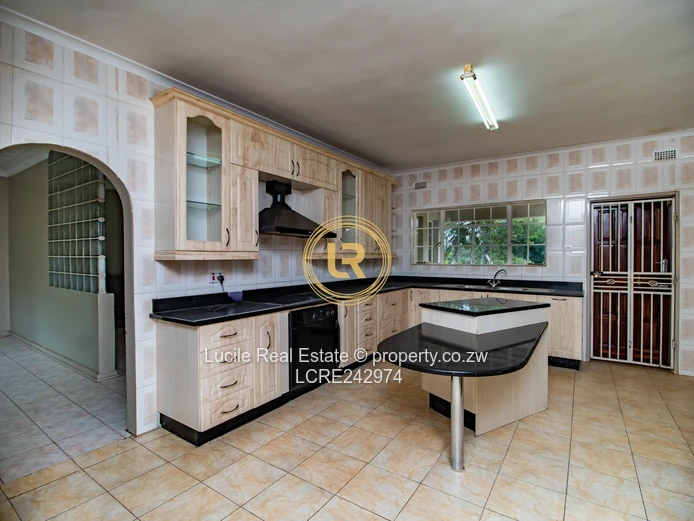 Spacious Modern Home Iin Prestigious Mt Breezes