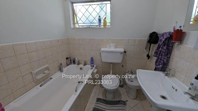 Borehole, Garden, Pool & Separate 1 Bed Self-Contained Cottage