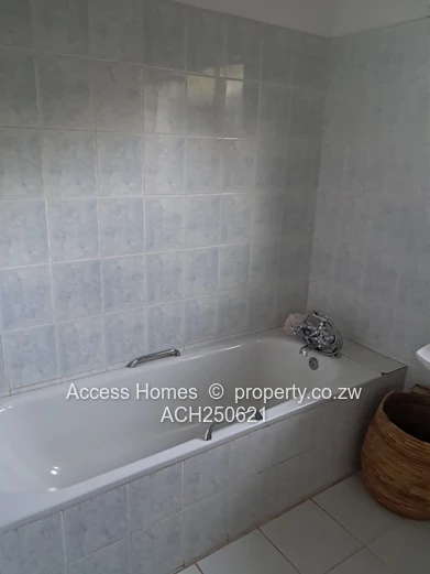 A charming Residence close Kew Drive and Ridgeway North  (Sole Mandate)