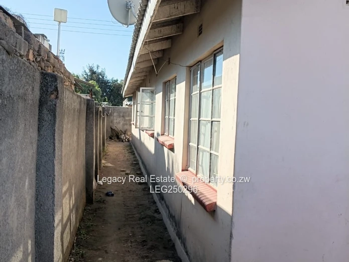 6-Bed, 1-Bath Home in Chitungwiza with Tiled Lounge