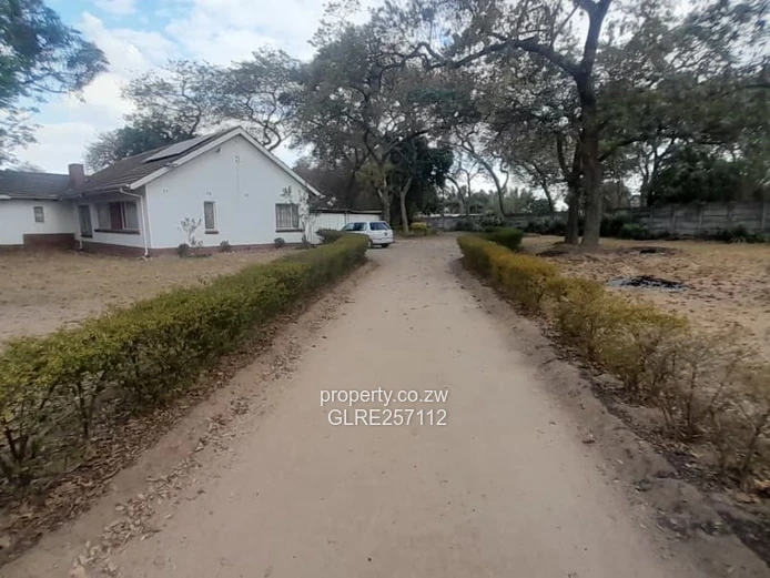 7100m² Waterfalls Stand — Bungalow, Mature Trees & Main Road Frontage