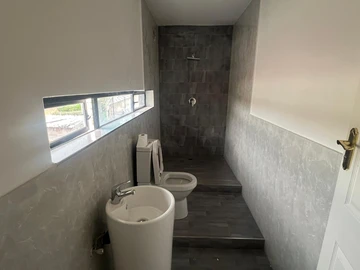 3 Bedroom Flat & Apartment
