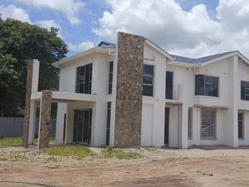 4 Bedroom Flat & Apartment