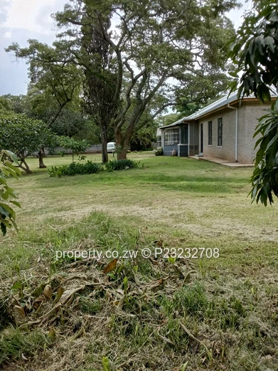 Newlands Office: 780m² with 10 Big Offices + a Conference Space on 6,100m² — Paved Drive & Borehole