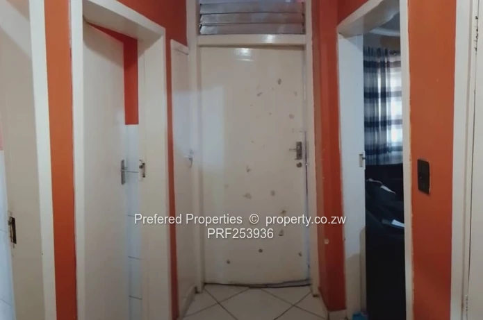 Avenues: 2-Bed Tiled Flat with Fitted Kitchen & Parking (Sole Mandate)