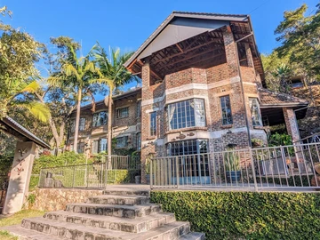 Exceptional Home On The Hill With Stunning Views