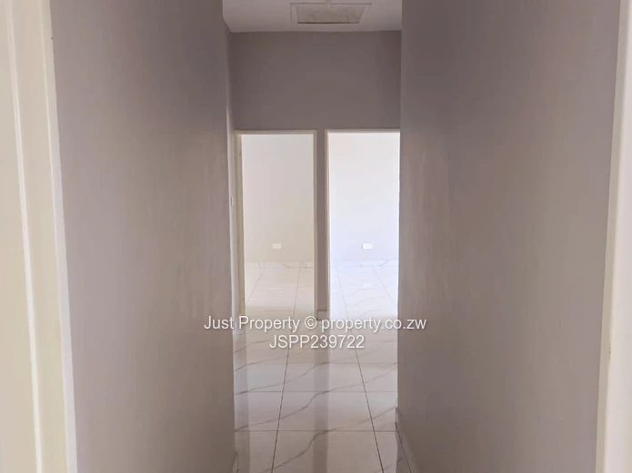 Modern 4-Bed Flat - Open Plan & Borehole in Gletwin Park