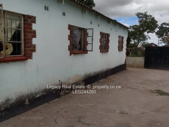 Chitungwiza Unit C House For Sale With Cottage