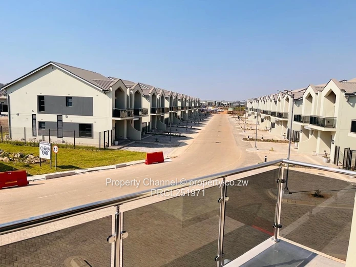 Madokero 2-Bed Flat - Pool, Borehole & Balcony
