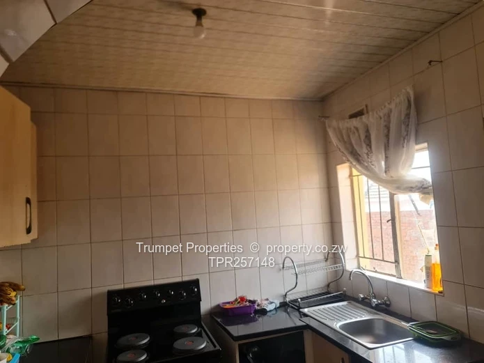 Manresa 3-Bed Home on 2000m² — Verandah & Water Tank