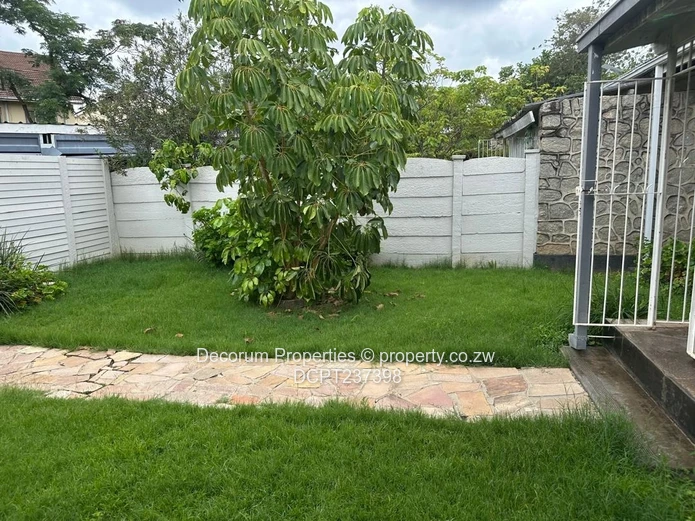 Charming 2-Bedroom Garden Flat in Avondale