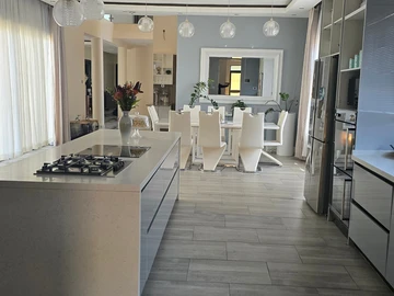 6 Bedroom House