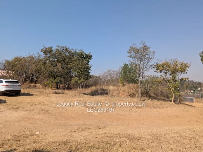 4472 m² Greystone Park — Sloping Stand with Cottage, Trees and Gate