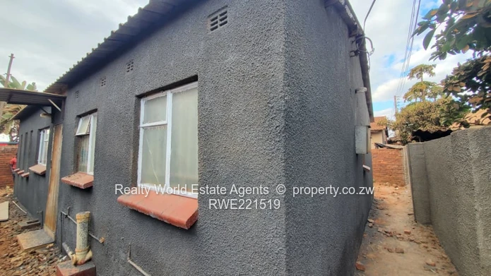 Spacious 3-Bedroom House for Sale in Dzivarasekwa Extension (Sole Mandate)