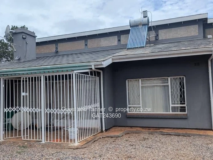 3-Bedroom Home in Montrose - Offering Space, Comfort & Great Convenience