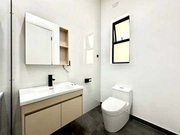 2 Bedroom Flat & Apartment