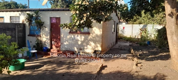Cozy 2-Bed Home on 300m² with Shaded Yard, Dzivarasekwa
