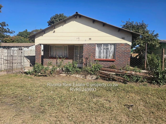 5-Bed Glen Norah Home — 300m² Land, Well-kept Interior