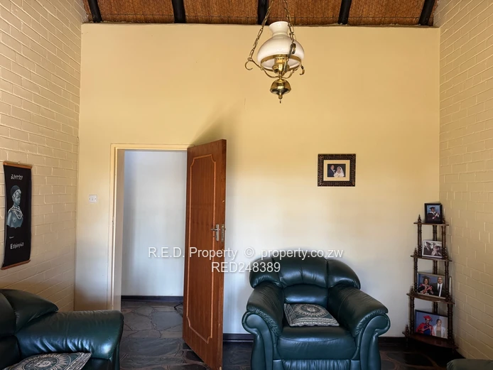 Private Retreat In Douglasdale!
