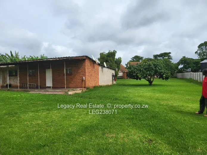 Prime 3,200sqm Stand with House & Staff Quarters