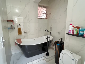 2 Bedroom Flat & Apartment