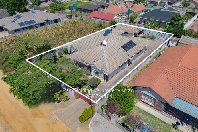 Charming Family Home In Zimre Park