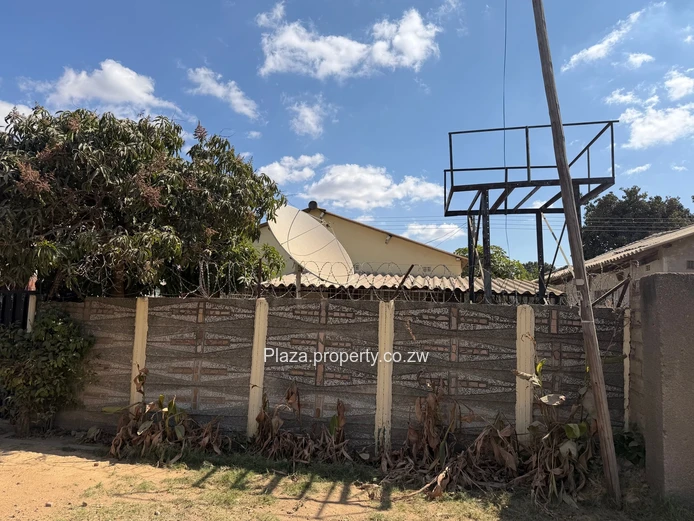 Zengeza, Chitungwiza: 3-Bed Brick Home — Walled & Carport (Sole Mandate)