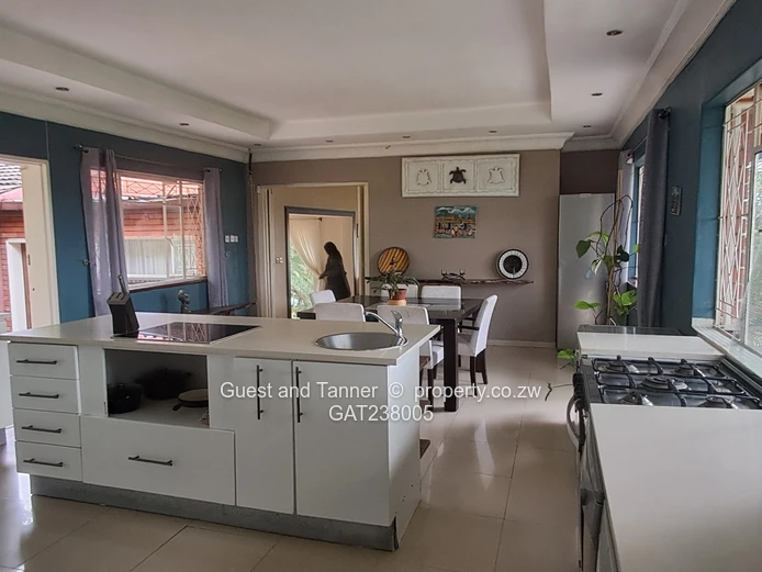 Luxury Glen Lorne House for Sale – 5 Bedrooms, Spa, Solar, Borehole & 7,000 sqm Stand