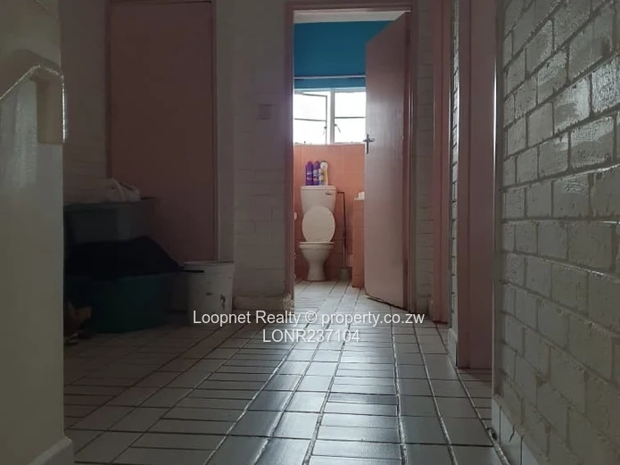 Marlborough 2-Bed Flat, Borehole & Sunny Lounge (Sole Mandate)