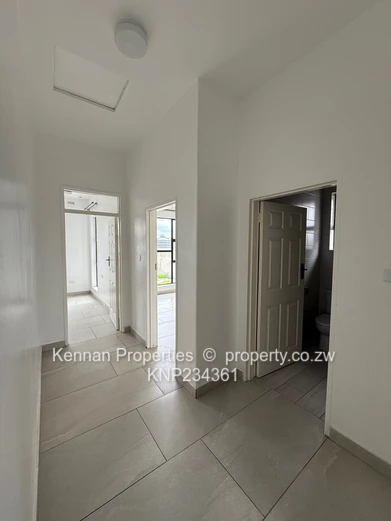 Modern Townhouse in secure Peakwood Village 