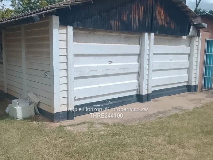 Chadcombe 3-Bed Family Home on 4000m² with 2 cottages& double Garage.