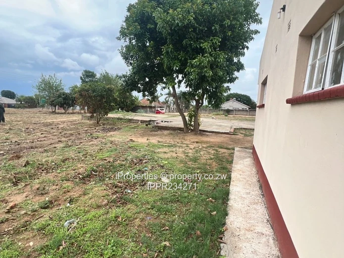 2,248m² stand comes with a neat 2-bedroom cottage 