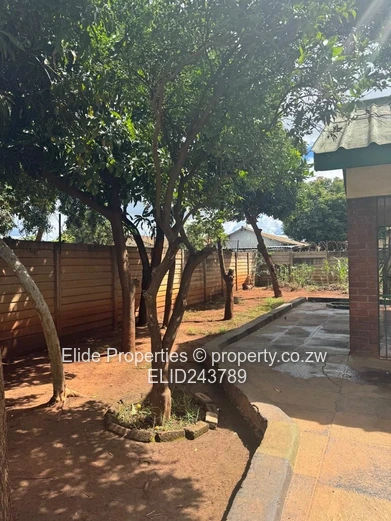 House for Sale in Budiriro 1,Harare  5 bedrooms main ensuite, dining , lounge, fitted kitchen, seper (Sole Mandate)