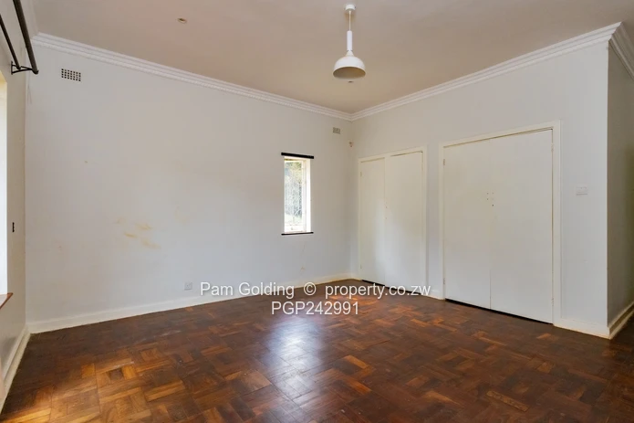 2 acres vainona – renovation and development opportunity near Village Walk. (Sole Mandate)