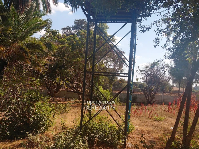 Spacious 3-Bed Waterfalls Home: Pool, Garden & Solar