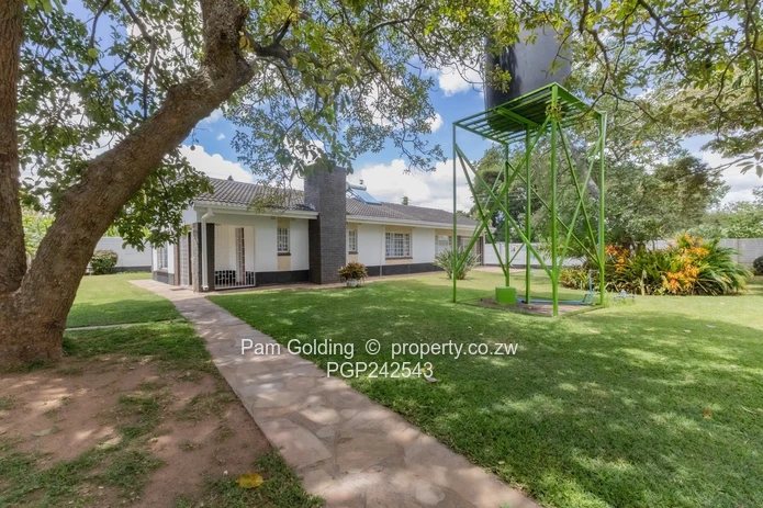 The Complete Family Estate In The Heart Of Greengrove (Sole Mandate)