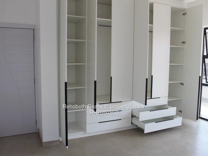 Contemporary 4-Bed Marlborough Flat with Borehole