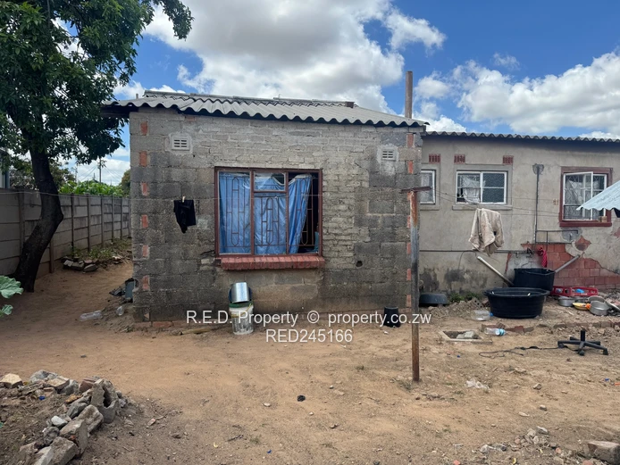 Renovation Opportunity In Luveve!