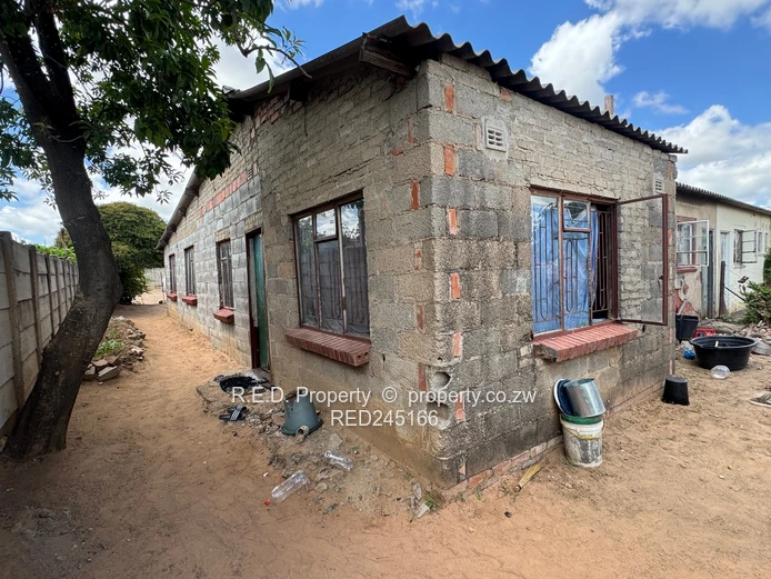 Renovation Opportunity In Luveve!