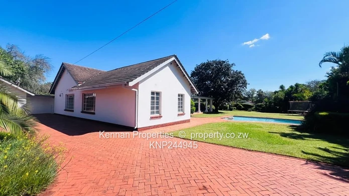 Very neat family home with prolific borehole.