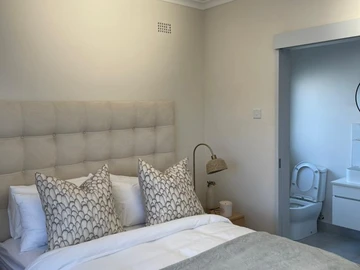 2 Bedroom Flat & Apartment
