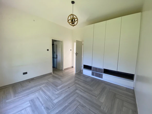 4 Bedroom Flat & Apartment