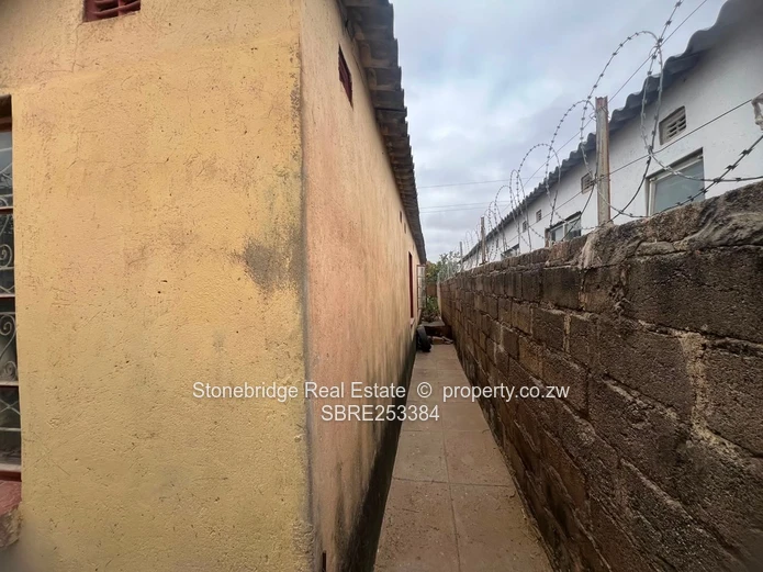 4 Bedroom House in Cowdray Park For Sale