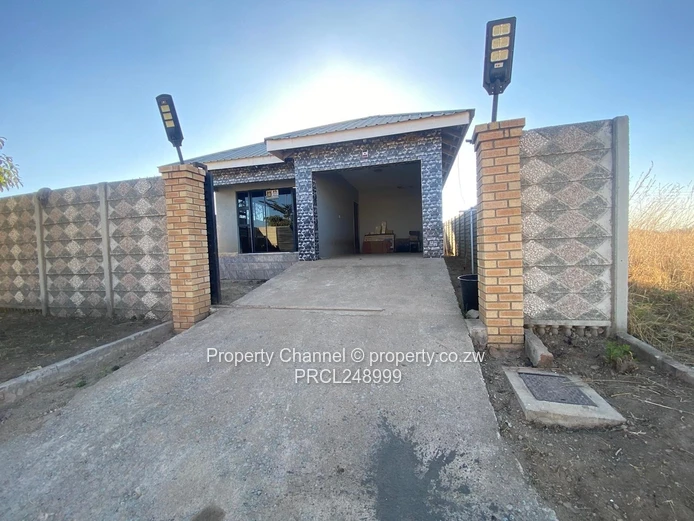 Glaudina 3-Bed: Modern Tiles, Built-ins & Borehole